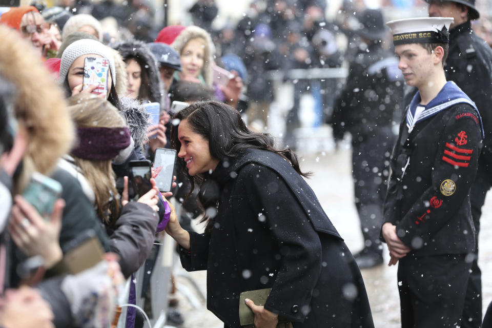 Herzogin Meghan begrüßt Neugierige in Bristol in einem Mantel von William Vintage – und entschuldigt sich für ihre kalten Hände. (Bild: AP Images)