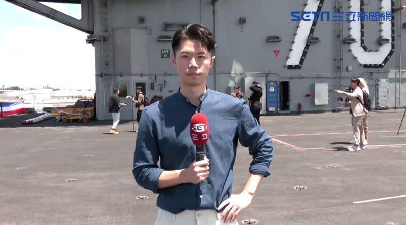 《三立新聞》採訪團隊鄧崴（圖）、徐兆緯登上最強航母「卡爾文森號」直擊飛行甲板。