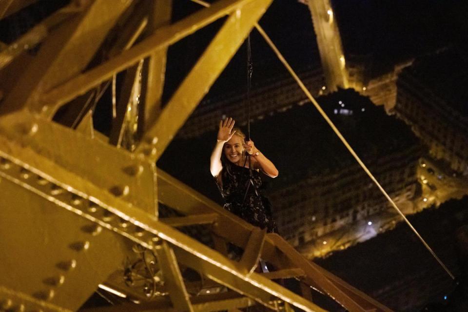 真正在艾非爾鐵塔拍戲的，是綁上鋼絲、充當珍妮佛安妮斯頓的替身凱莉菲蘭。（Netflix提供）