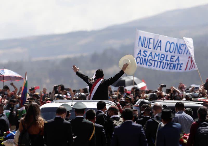 El presidente de Perú, Pedro Castillo, saluda al llegar a una ceremonia simbólica de juramentación, en el Santuario Histórico de Pampas de Ayacucho, en Ayacucho, Perú.