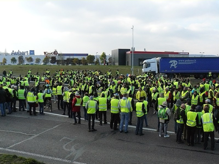 <span class="caption">Demonstration of the gilets jaunes around the Vaugine roundabout in Vesoul (Haute-Saône). The N19 motorway is blocked in both directions.</span> <span class="attribution"><a class="link " href="https://fr.wikipedia.org/wiki/Fichier:ManifGiletsJaunesVesoul_17nov2018.jpg" rel="nofollow noopener" target="_blank" data-ylk="slk:Obier/Wikimedia Commons;elm:context_link;itc:0;sec:content-canvas">Obier/Wikimedia Commons</a>, <a class="link " href="http://creativecommons.org/licenses/by/4.0/" rel="nofollow noopener" target="_blank" data-ylk="slk:CC BY;elm:context_link;itc:0;sec:content-canvas">CC BY</a></span>