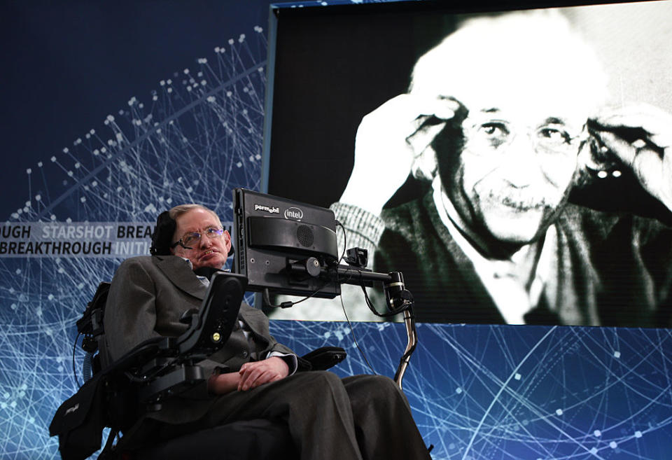 <p>Schon als Doktorand hatte Hawking 1965 in Zusammenarbeit mit dem Mathematiker Roger Penrose einen wichtigen Beleg für die Urknalltheorie geliefert. Hawking beschäftigte sich des Weiteren mit Albert Einsteins Allgemeiner Relativitätstheorie und konnte nachweisen, dass der Anfang des Universums im Urknall liegt. (Bild: Bryan Bedder/Getty Images) </p>