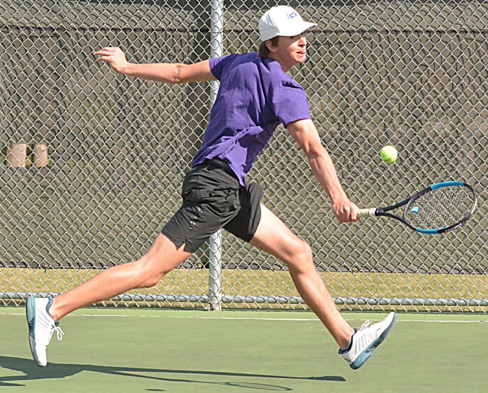 Evan Meester de Watertown se acerca para devolver un revés durante un duelo de tenis masculino de secundaria contra Aberdeen Roncalli el lunes 15 de abril de 2024 en las canchas de Highland Park en Watertown. Watertown ganó 9-0.