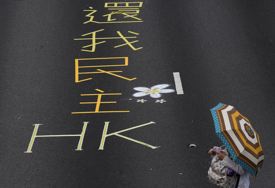 雨傘運動在2014年9月28日正式啟動，有市民用貼紙在馬路上表達訴求。 (Felix Wong/South China Morning Post via Getty Images)