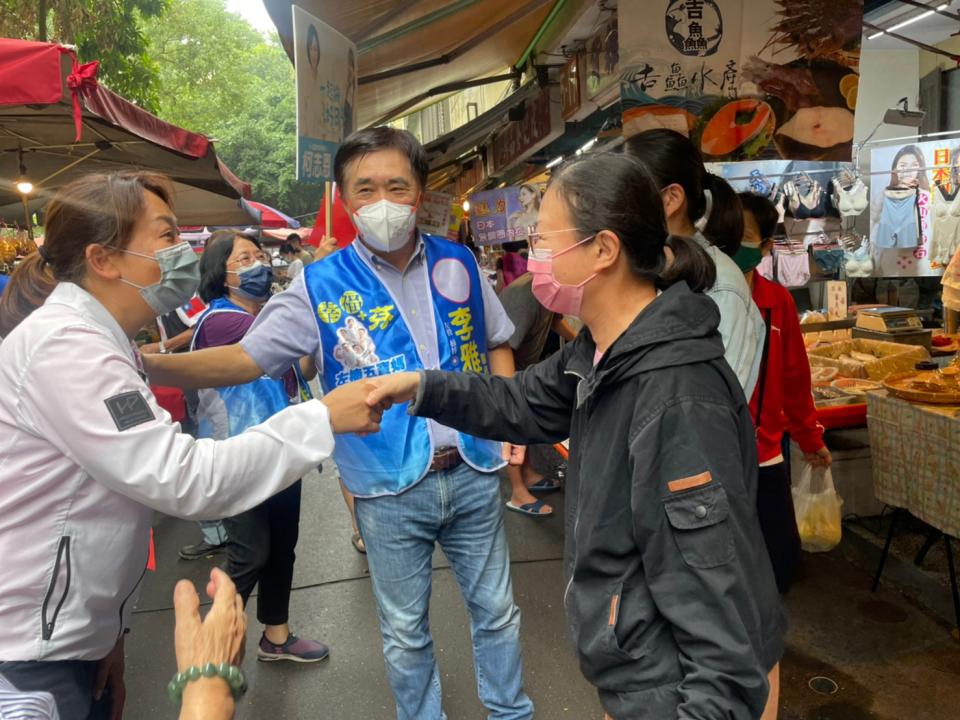 前台北市長郝龍斌到左營區果貿市場，向民眾推荐最優質的市議候選人李雅芬。（記者吳文欽攝）