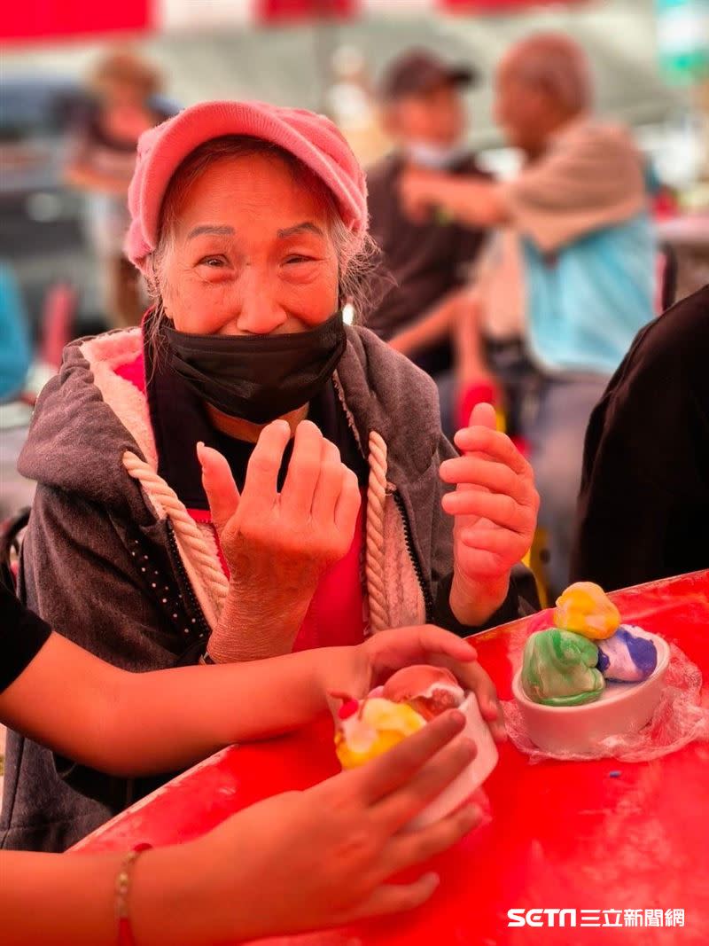 志工教大家黏土DIY做蛋糕或冰淇淋等，一名阿嬤非常開心，不斷謝謝志工們。（圖／受訪者提供）