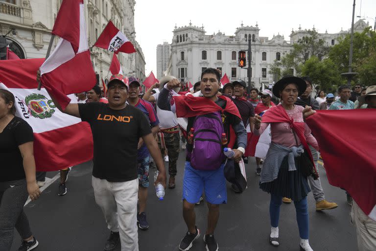 Manifestantes recién llegados a la ciudad marchan en vísperas de la "toma de Lima"