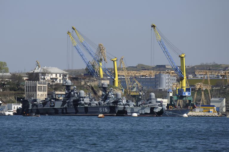 Barcos de la flota rusa del Mar Negro se ven atracados en uno de los muelles de Sebastopol, Crimea (Archivo)