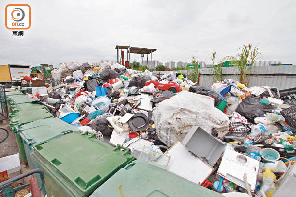 本港不少鄉村的垃圾收集箱經常被「塞爆」。