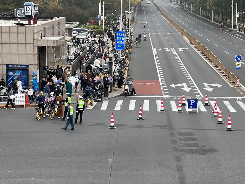 已故前中國國務院總理李克強遺體2日在八寶山公墓火化，距公墓最近的地鐵八寶山站外實施交通管制。（中央社）