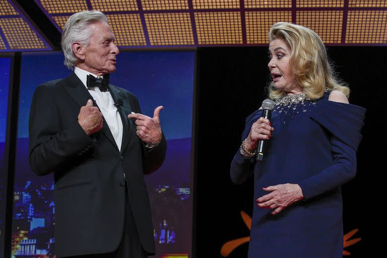 Michael Douglas y Catherine Deneuve intercambiaron palabras al comienzo de la ceremonia