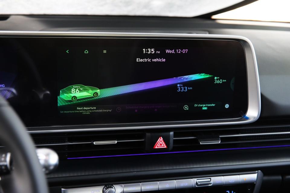 透過中央螢幕可清楚判讀車輛各項相關EV資訊，包括剩餘電量%數，以及當下在開或關閉冷氣系統下的最大行駛里程數。