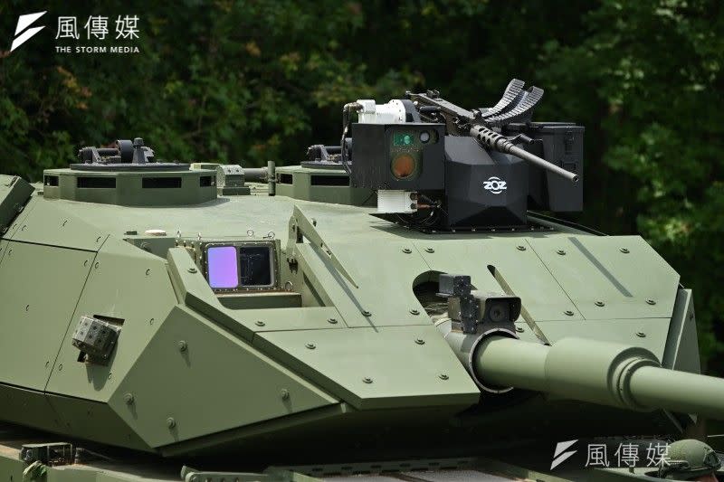 <cite>國防部25日於軍備局209廠進行105公釐輪型戰車靜動態展示，砲塔上搭載觀測系統與自研遙控槍塔。（陳昱凱攝）</cite>