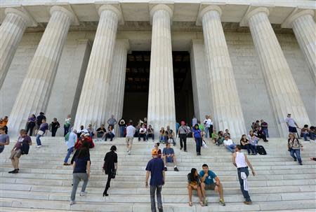 Tourists flock to the Lincoln Memorial in Washington, September 29, 2013, as a possible government shutdown looms in two days. REUTERS/Mike Theiler