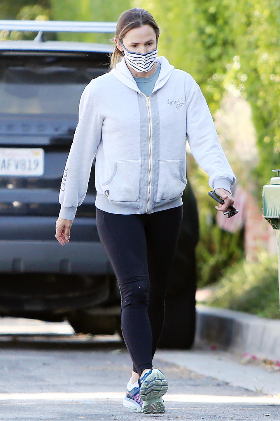 <p>Jennifer Garner takes a stroll outside in L.A. on Monday. </p>