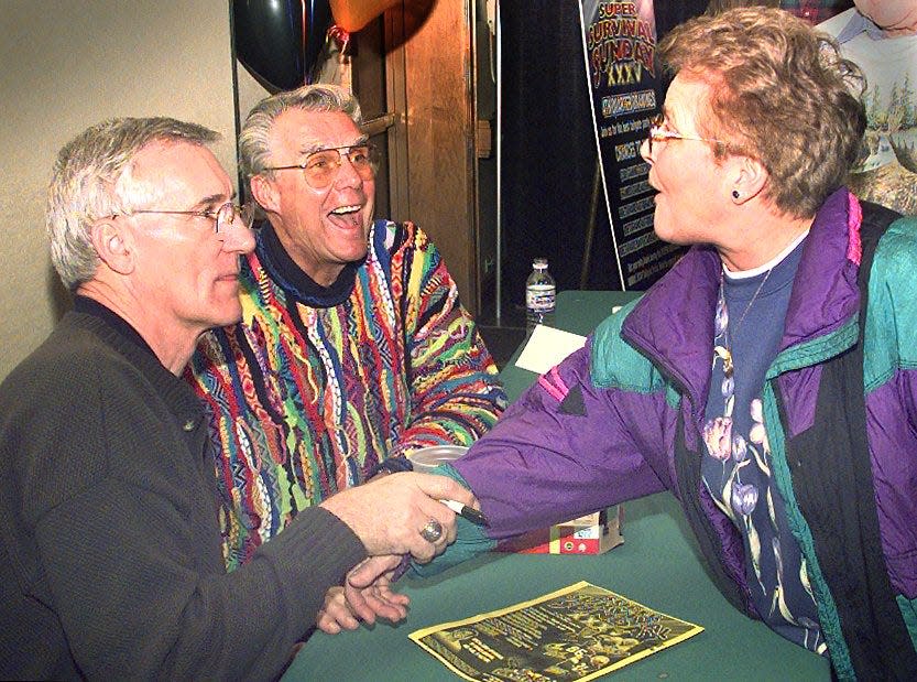 Former Green Bay Packers receiver Boyd Dowler, left, greets Ethel Pansier of Green Bay, right, during an event in 2001. Former Packers receiver Gary Knafelc is at center.