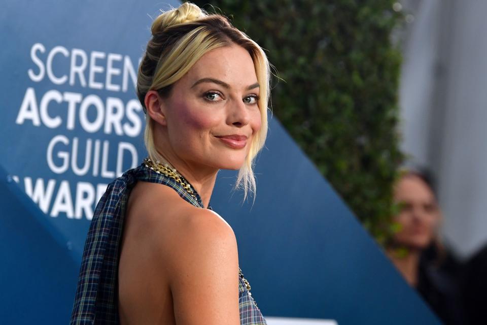Australian actress Margot Robbie arrives for the 26th Annual Screen Actors Guild Awards at the Shrine Auditorium in Los Angeles on January 19, 2020. (Photo by Frederic J. Brown / AFP) (Photo by FREDERIC J. BROWN/AFP via Getty Images)