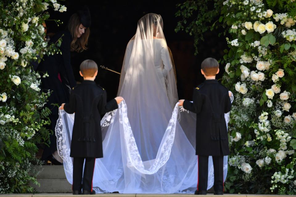 <p>Der Hingucker des weißen Brautkleides von Givenchy: die fünf Meter lange Schleppe (Bild: Getty Images) </p>