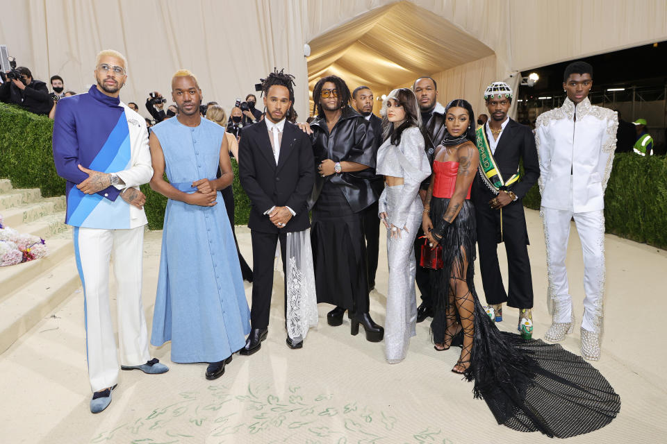 NEW YORK, NEW YORK - SEPTEMBER 13:  Lewis Hamilton with (L-R) US Olympian Miles Chamley-Watson, US designer Kenneth Nicholson, Lewis Hamilton, US designer Law Roach, Kehlani, stylist Jason Rembert, US athlete Sha'Carri Richardson, Theophilio designer Edvin Thompson and model Alton Mason  attend The 2021 Met Gala Celebrating In America: A Lexicon Of Fashion at Metropolitan Museum of Art on September 13, 2021 in New York City. (Photo by Mike Coppola/Getty Images)