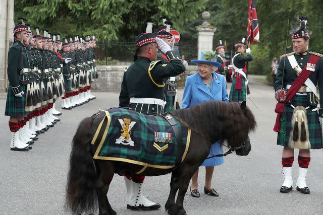 <p>Andrew Milligan/PA Images via Getty</p> Queen Elizabeth and Major Johnny Thompson at the gates of Balmoral in 2018.
