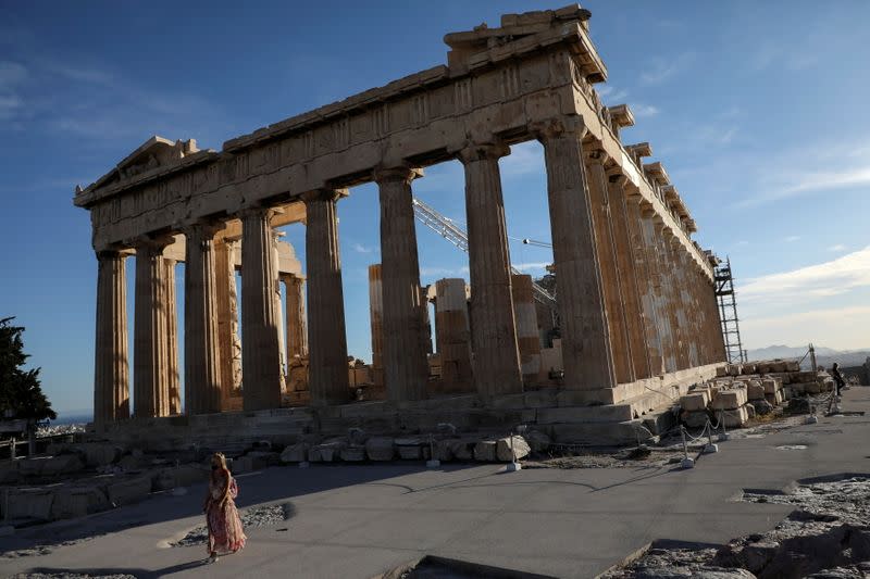 Greece banks on tourists for bad loan relief