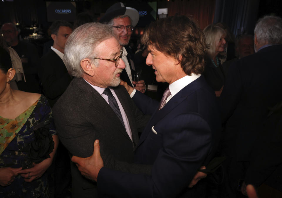 Steven Spielberg, izquierda, y Tom Cruise en el almuerzo de nominados a la 95a entrega de Premios de la Academia el 13 de febrero de 2023, en el Hotel Beverly Hilton en Beverly Hills, California. (Foto Willy Sanjuan/Invision/AP)