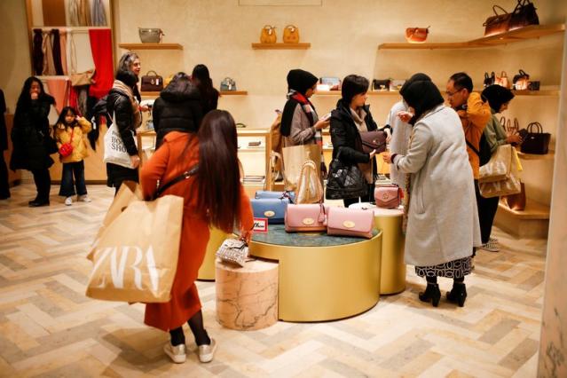 Los compradores con las bolsas Louis Vuitton en Oxford Street