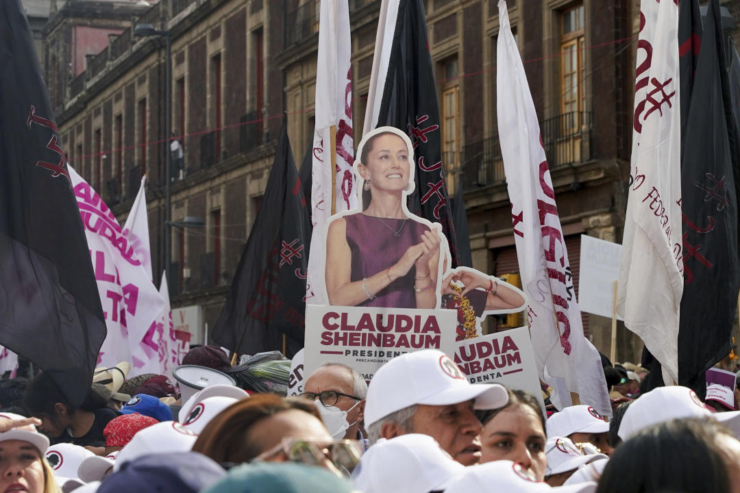 ARCHIVO - Una figura de cartón que representa a la candidata presidencial del oficialismo Claudia Sheinbaum sobresale por encima de los simpatizantes que asisten en la plaza del Zócalo a su acto de apertura de campaña en Ciudad de México, el 1 de marzo de 2024. Los mexicanos están llamados a las urnas en las elecciones del 2 de junio, las más grandes del país por número de cargos. En la disputa presidencial, tendrán que elegir entre tres candidatos, con dos mujeres a la cabeza de las encuestas: Sheinbaum y la aspirante de la oposición Xóchitl Gálvez. (AP Foto/Áurea Del Rosario, Archivo)