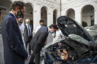 Il presidente del Consiglio <strong>Giuseppe Conte</strong> ha ricevuto i vertici di Fca per la presentazione della nuova <strong>500 elettrica</strong>. Il presidente <strong>John Elkann </strong>è stato accompagnato tra gli altri dall'ad per l'area Emea, Pietro Gorlier, e da Olivier Francois, presidente Fiat Brand Global. Nell'ambito della presentazione, dopo quella di questa mattina al Quirinale, si è tenuto anche un colloquio tra Conte ed Elkann. (Roberto Monaldo / LaPresse)