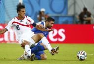 Greece's Giannis Maniatis (R) fights for the ball with Costa Rica's Bryan Ruiz during their 2014 World Cup round of 16 game at the Pernambuco arena in Recife June 29, 2014. REUTERS/Tony Gentile