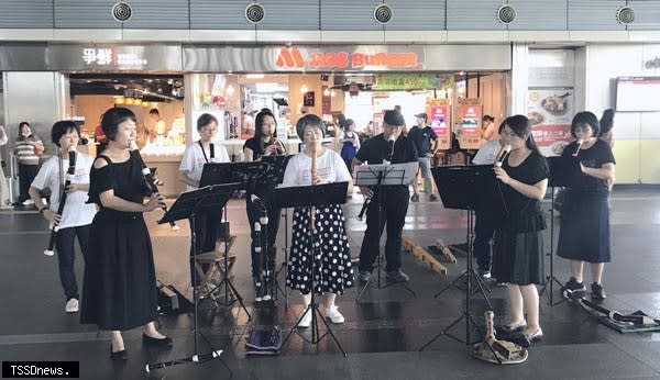 南市教師木笛團OBB重奏團成員在高鐵臺南站演出，悠揚笛聲吸引過往旅客駐足欣賞。（記者李嘉祥攝）