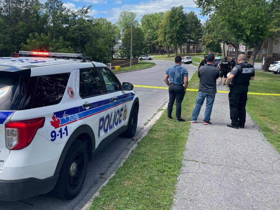 Ottawa police are investigating a shooting on Ritchie Street that sent a man to hospital in critical condition on Wednesday afternoon. (David Bates-Taillefer/Radio-Canada - image credit)