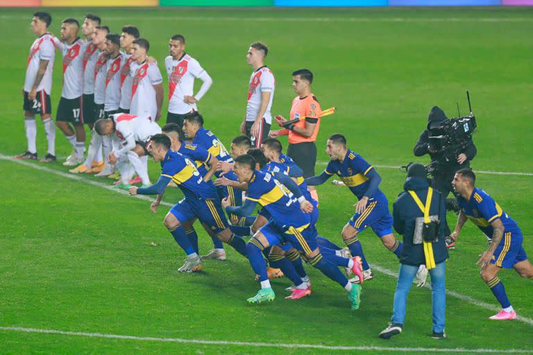 Festejo contra River, en los octavos de la Copa Argentina, también desde los 11 metros