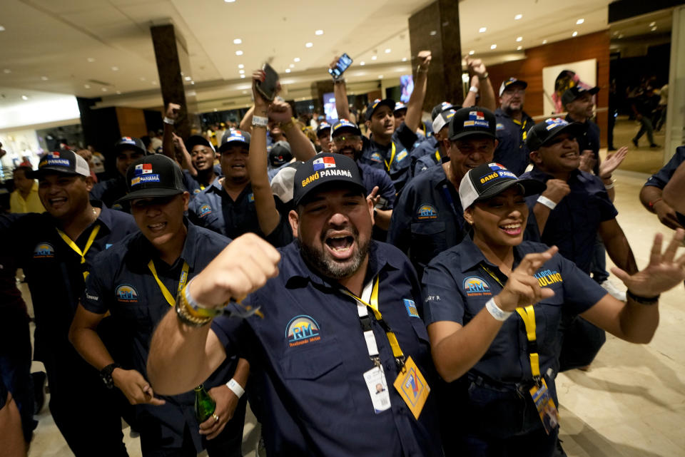 Simpatizantes del candidato presidencial de Realizando Metas, José Raúl Mulino, celebran los resultados preliminares tras el cierre de urnas en las elecciones generales en Ciudad de Panamá, el domingo 5 de mayo de 2024. (AP Foto/Matías Delacroix)