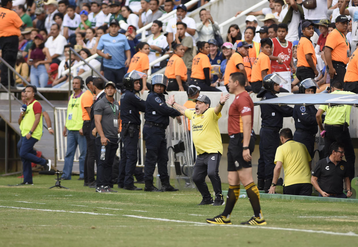 El técnico argentino de Dorados de Sinaloa, Diego Armando Maradona (c), celebra un gol ante Zacatepec durante el juego correspondiente a la jornada 11 del torneo de Ascenso MX, en el estadio Coruco Díaz, en Zacatepec. EFE/Tony Rivera