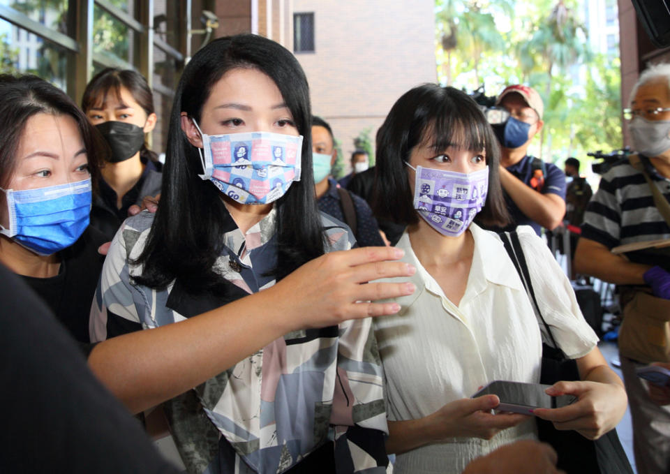 民眾黨新竹市長參選人高虹安（中）近日遭質疑，任職資策會期間是全職員工、持續領薪水，且讀博士期間，仍以科技專案補助計畫的研究計畫出差，是「用資策會的預算拿自己的學位、成就自己」。高虹安27日針對相關指控表示「完全是惡意栽贓抹黑」。（張鎧乙攝）