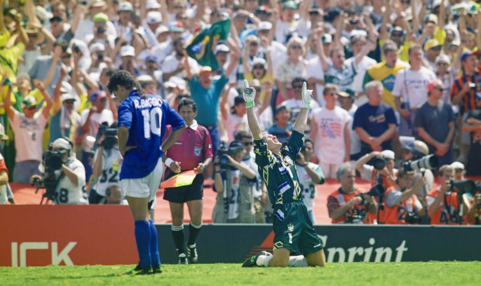 1994 stand es im Rose Bowl zu Pasadena nach 120 Minuten 0:0. Im Elfmeterschießen schlug die große Stunde des brasilianischen Torhüters Cláudio Taffarel. Der Schlussmann parierte gegen Daniele Massaro und sah den entscheidenden Versuch eines italienischen Superstars weit über den Querbalken fliegen. Somit entschied auch Roberto Baggio das Finale in den USA. Auf die tragischste Weise. (Bild: Shaun Botterill/Getty Images)