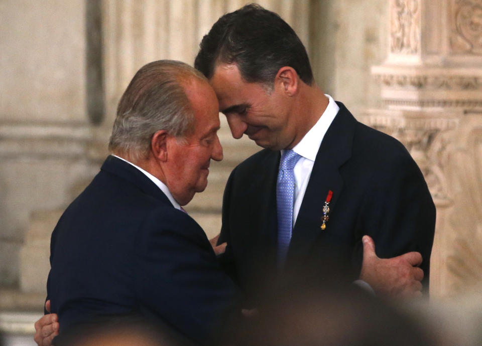 Spain's King Juan Carlos and his son Crown Prince Felipe (R) hug each other as they attend the signature ceremony of the act of abdication at the Royal Palace in Madrid, June 18, 2014. King Juan Carlos said on June 2 he would abdicate in favour of his son Prince Felipe, aiming to revive the scandal-hit monarchy at a time of economic hardship and growing discontent with the wider political elite.      REUTERS/Juan Medina (SPAIN  - Tags: POLITICS ROYALS ENTERTAINMENT TPX IMAGES OF THE DAY)  