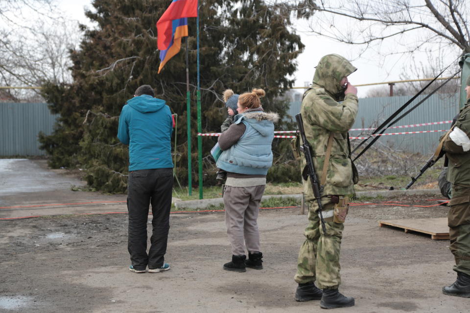 Auch wenn kürzlich einige Zivilisten Mariupol verlassen konnten, bleiben sie die Ausnahme. (Bild: Leon Klein/Anadolu Agency via Getty Images)