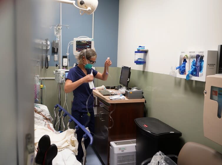 La enfermera Sandra Younan prepara una línea intravenosa para un paciente, el 11 de marzo de 2021, en el Centro Médico Providence Cedars-Sinai Tarzana, en Los Ángeles. (AP Foto/Damian Dovarganes, Archivo)