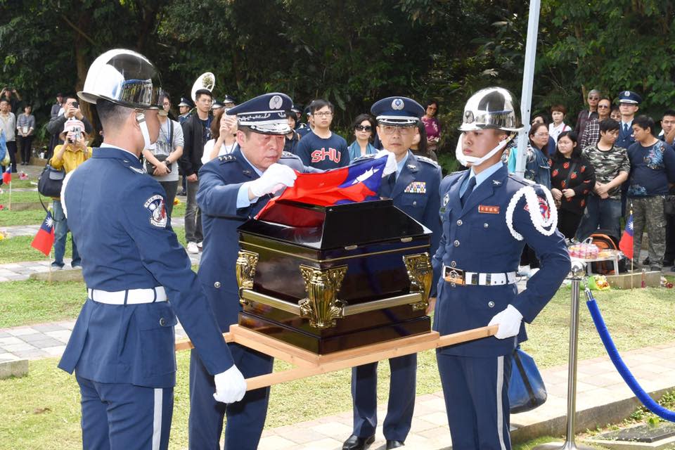 ▲空軍幻象2000戰機飛官何子雨不幸因公殉職，空軍司令張哲平上將29日於新店碧潭空軍烈士公墓主持公葬典禮。（圖／翻攝自空軍司令部臉書, 2019.3.29）