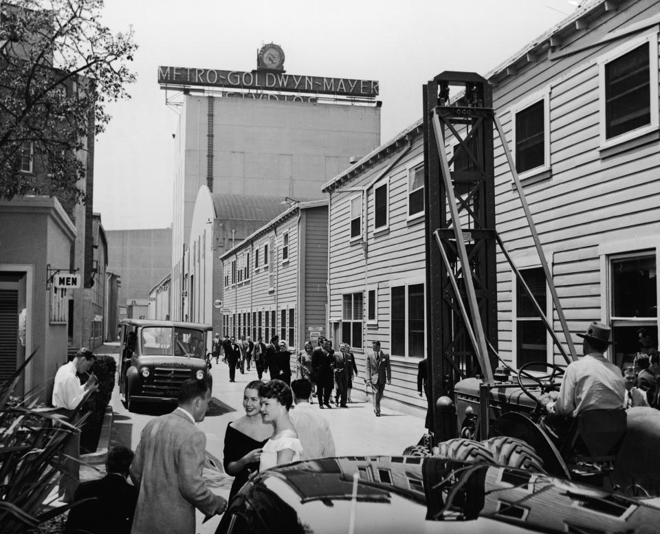 Cast and crew work at MGM Studios in Hollywood, circa 1945. (Photo: Hulton Archive/Getty Images)