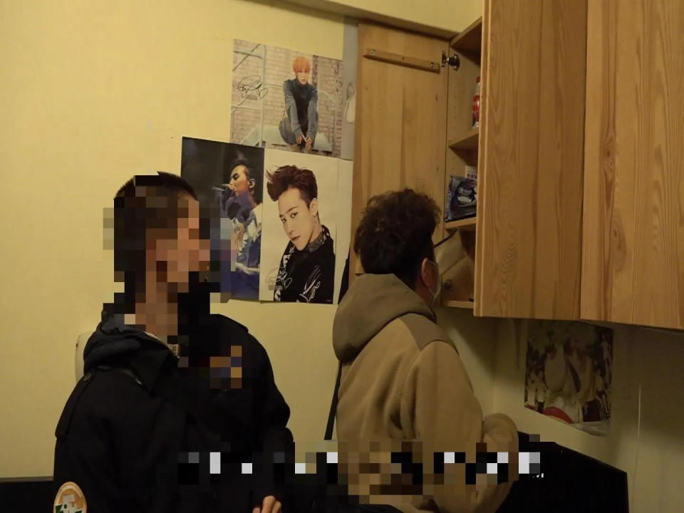 <strong>警方到王男家中搜索牆上都是韓國男星權志龍的海報。（圖／翻攝畫面）</strong>