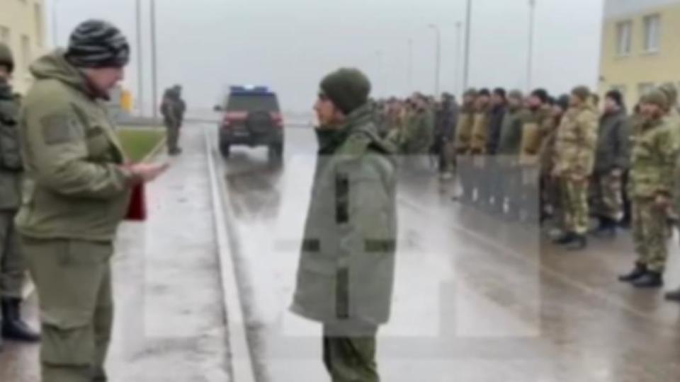 俄軍在別爾哥羅德（Belgorod）地區集合，一名長官當眾處分拒戰士兵。（翻攝自 推特@GirkinGirkin）