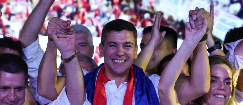 Santiago Peña, 44 ans et économiste, célèbre sa victoire. Candidat du parti conservateur, il a été élu président du Paraguay.  - Credit:NORBERTO DUARTE / AFP