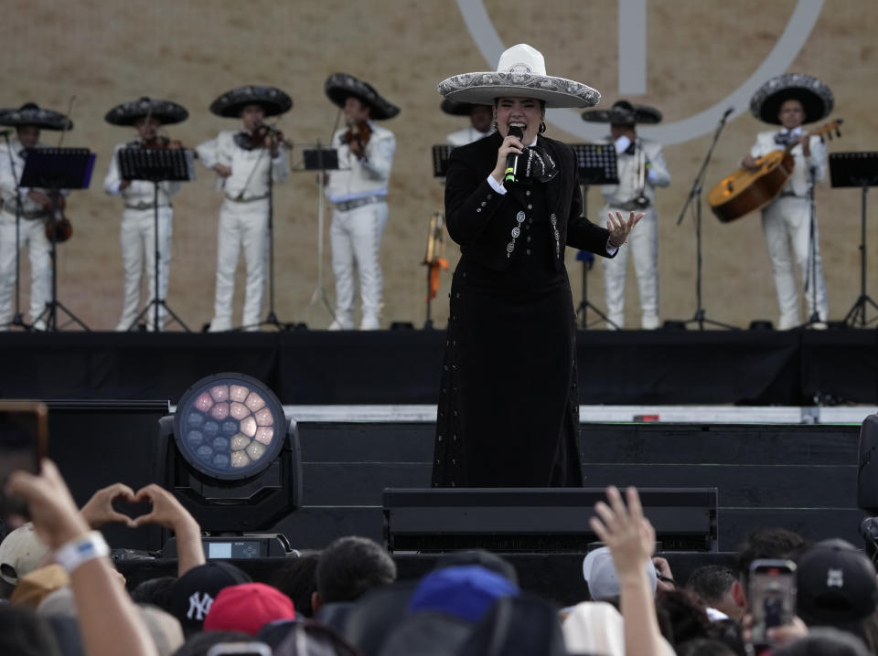 La cantante mexicana Camila Fernández durante su concierto en el segundo día del festival Arre en la Ciudad de México el 10 de septiembre de 2023. (Foto AP/Fernando Llano)