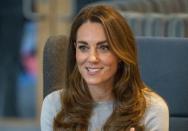 Nouvelle sortie réussie pour Kate Middleton. Une semaine après avoir rendu visite à un groupe de scouts à Northolt, la duchesse de Cambridge avait rendez-vous à l’université de Derby, au Royaume-Uni, mardi 6 octobre. À quelques jours de la journée mondiale de la santé mentale, qui se tiendra samedi, l’épouse du prince William est partie à la rencontre des étudiants de première année afin d’échanger avec eux sur leurs conditions durant l’épidémie de coronavirus, ainsi que l’impact qu’elle a aujourd’hui dans la vie universitaire. Radieuse et détendue, la duchesse de 38 ans s’est entretenue avec des élèves en soins infirmiers mais aussi avec des sportifs durant sa visite sur le campus. D’après le « Daily Mail », elle s’est d’ailleurs montrée « très impressionnée » par la manière dont leur santé mentale était prise en compte au sein de l’établissement.Un look automnal pour Kate MiddletonPour cette nouvelle apparition publique, la mère du prince George (7 ans), de la princesse Charlotte (5 ans) et du prince Louis (2 ans) arborait un look automnal. Elle avait choisi un manteau de la maison Massimo Dutti, qu’elle avait agrémenté d’un pull dans les tons bleus de la même marque ainsi que d’une paire d'escarpins noires signées Gianvito Rossi. Crise sanitaire oblige, Kate Middleton arborait un masque à imprimer floral lorsqu’elle se trouvait à l’intérieur du bâtiment. Découvrez les photos de sa visite.