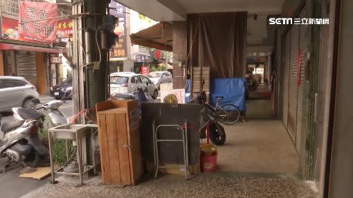 台中一家車輪餅店疑似長期佔用騎樓、影響住戶出入，與附近居民發生衝突。