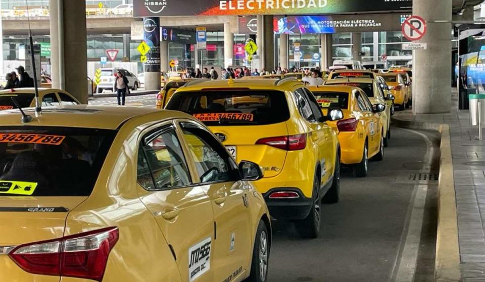 Fila de taxis esperan en el aeropuerto El Dorado de Bogotá. Foto: Valora Analitik