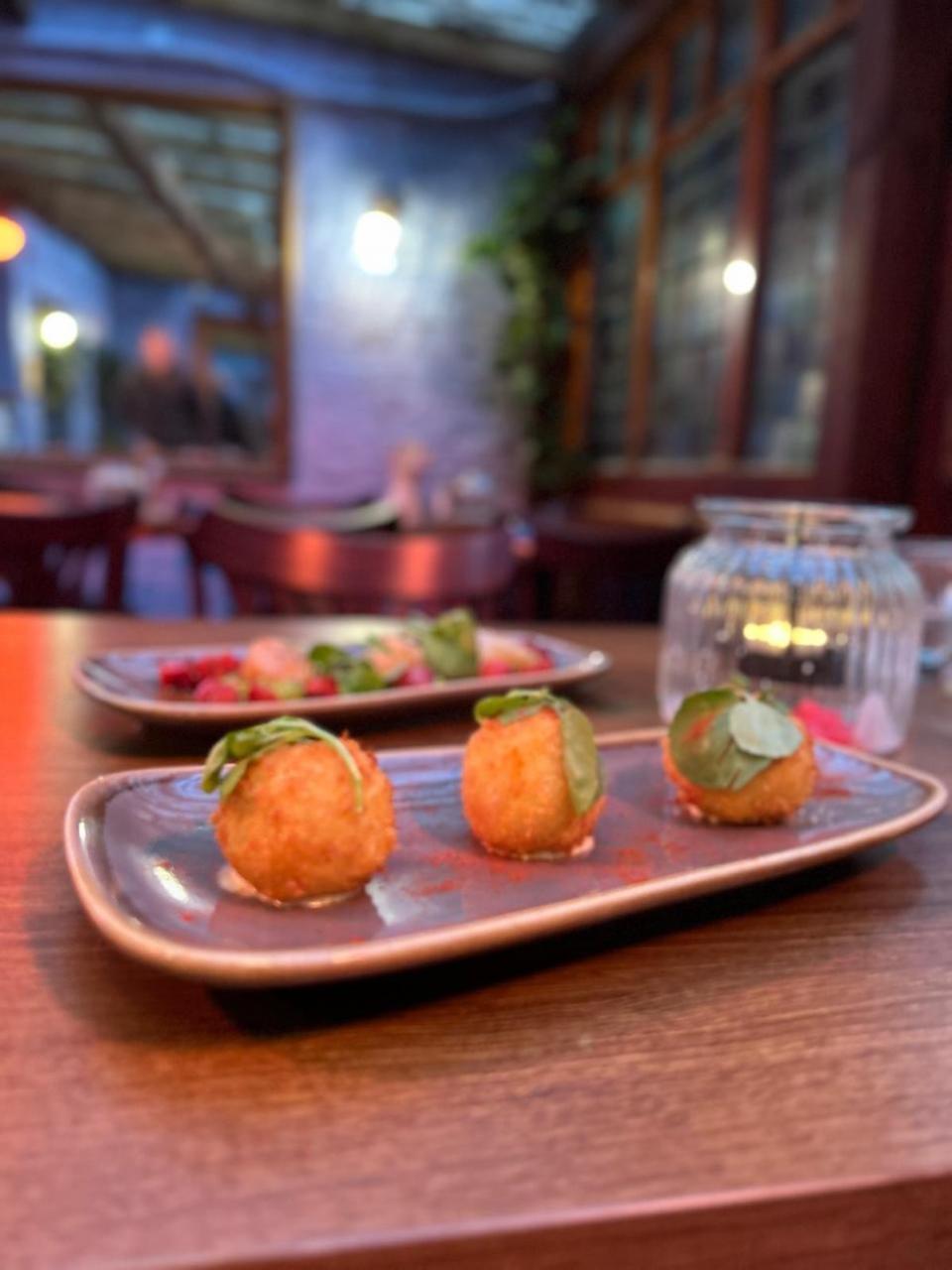 News Shopper: To start we got some small plates to share including ham hock and cheddar croquettes and pan-fried scallops.